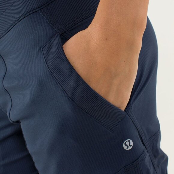 Lululemon Studio Crop *No Liner Inkwell Size 6 - Picture 12 of 12